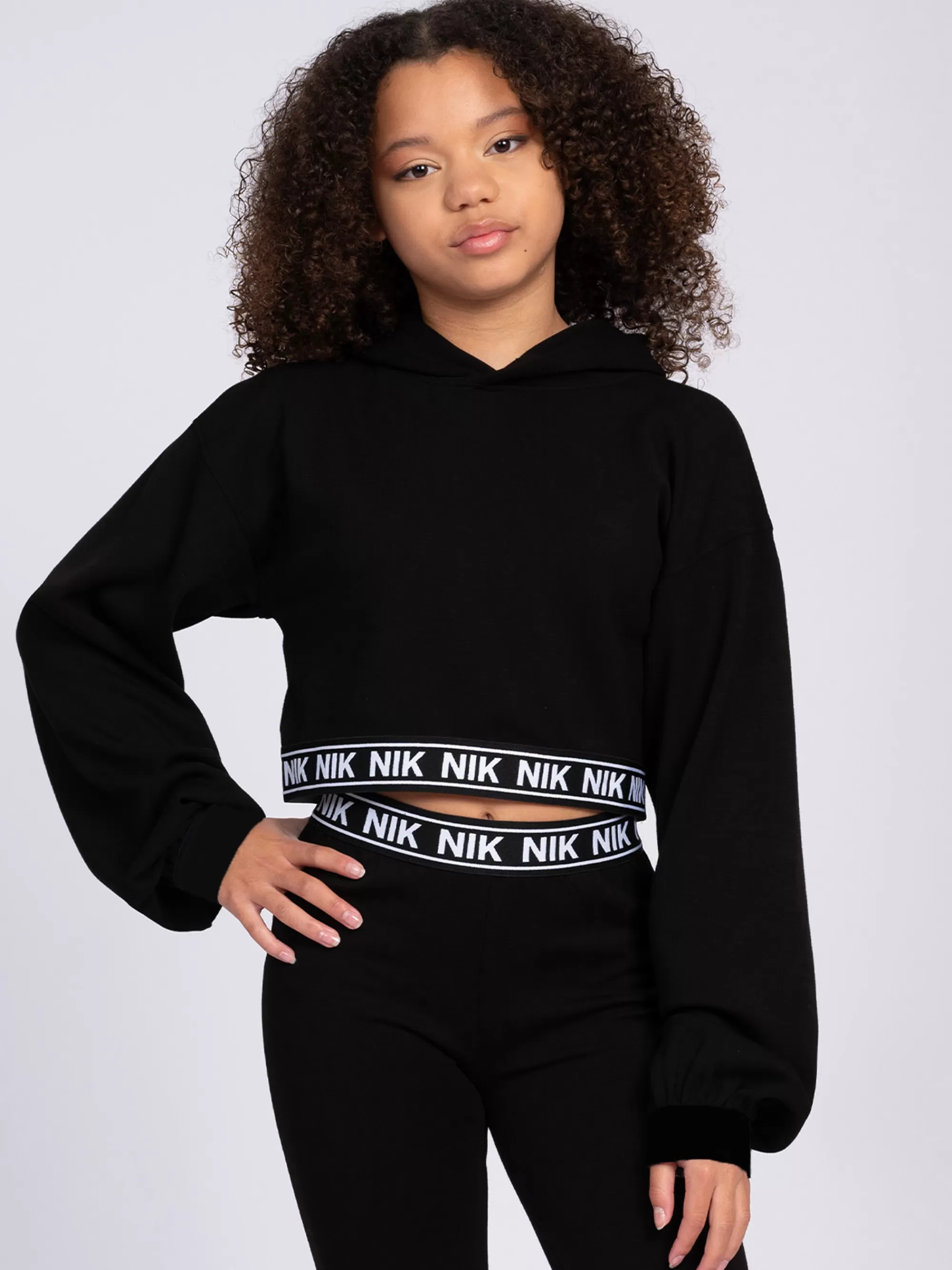 FIFTH HOUSE Sets & Co-ords | Truien & Vesten-Cropped hoodie met NIK&NIK band Black