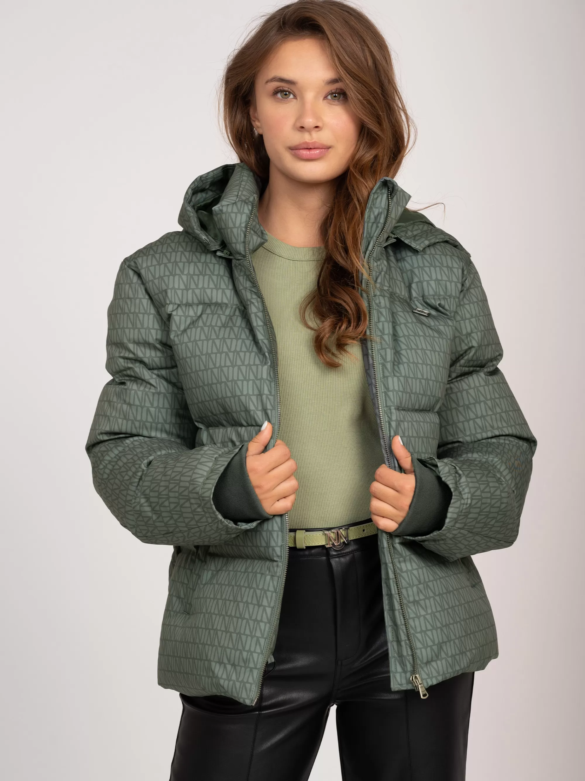 FIFTH HOUSE Jassen & Blazers-Puffer jack met logo patroon en capuchon Crocodilegreen