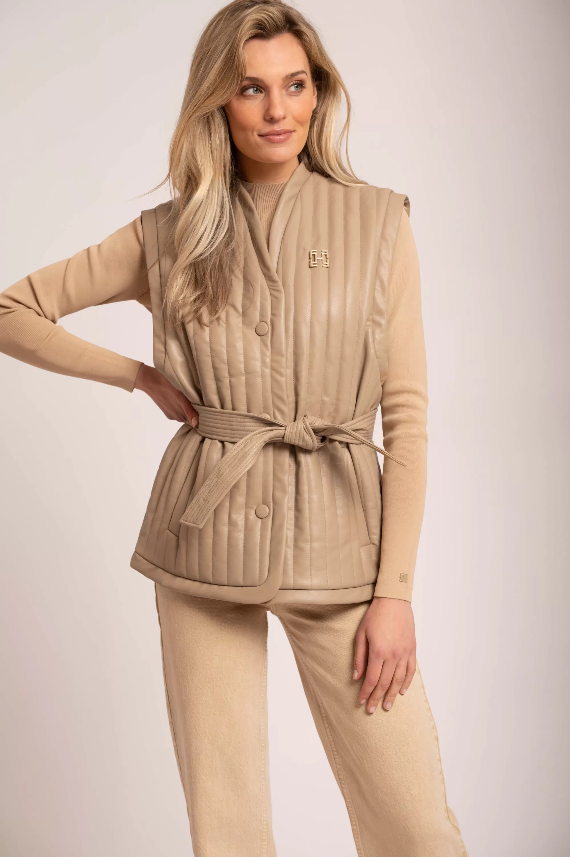 FIFTH HOUSE Jassen & Jacks-Vegan leren gilet met ceintuur met broche Irishcream